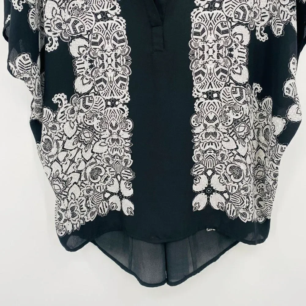 Carmen Marc Valvo Size Medium Black & White Printed V Neck Kimono Style Blouse - Picture 3 of 9